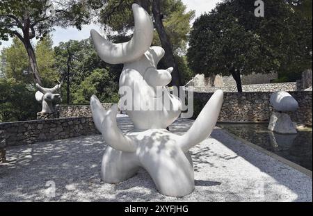 Sculptures et vue générale du labyrinthe Joan Miro, arbres, nature Banque D'Images