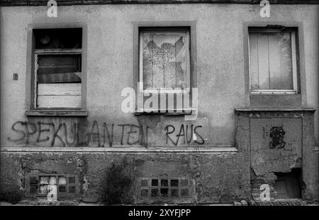 Allemagne, Berlin, 16 juillet 1991, spéculateurs dehors..., fenêtres cassées, Boarded Up, maison à Schwedter Strasse, Europe Banque D'Images