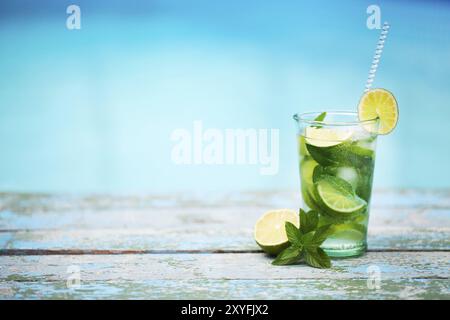 Verres à Cocktail à l'extérieure, côté plage. Le Mojito Banque D'Images