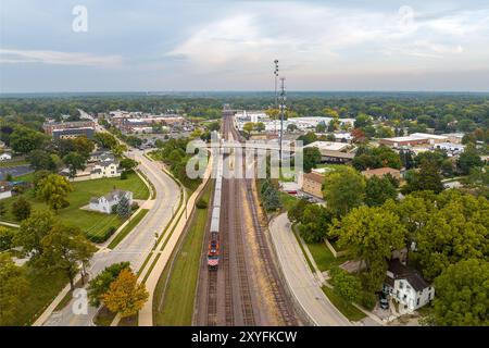 Photographie aérienne d'un train sur la voie ferrée à la gare de West Chicago. 20 septembre 2023. Banque D'Images