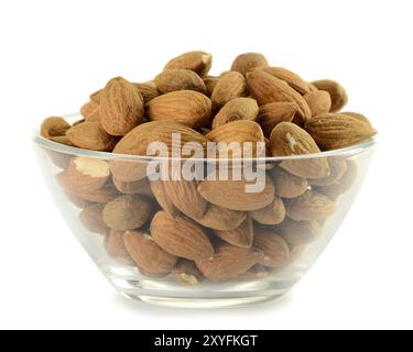 Petite cuisine lave avec amandes isolated on white Banque D'Images