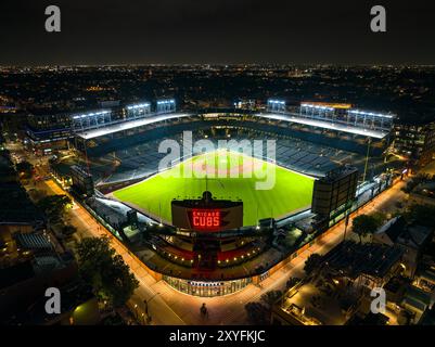 Photographie aérienne de Chicago, Cubs, stade de baseball la nuit. 9 septembre 2023. Banque D'Images