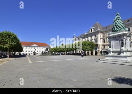 Klagenfurt avec fontaine Lindwurm et nouvel hôtel de ville. Nouvel hôtel de ville et fontaine Lindwurm à Klagenfurt, Autriche, Europe Banque D'Images