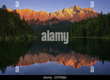 Vue sur la montagne Zugspitze depuis le lac Eibsee en Allemagne Banque D'Images