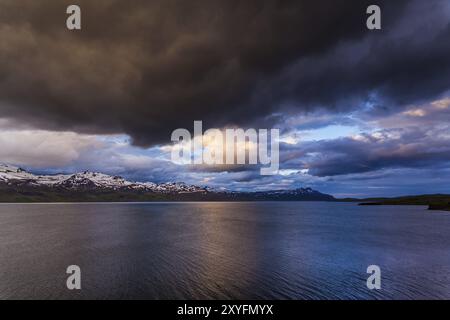 Montagnes enneigées des fjords orientaux avec un ciel couvert sur l'Islande Banque D'Images