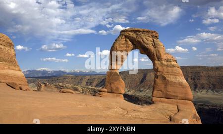 La Delicate Arch dans le parc national d'Arches dans l'Utah en face des montagnes de la Sal Banque D'Images