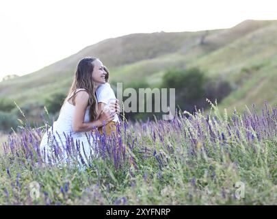 Jeune mère de fils sur l'été medow. Concept de famille heureuse Banque D'Images