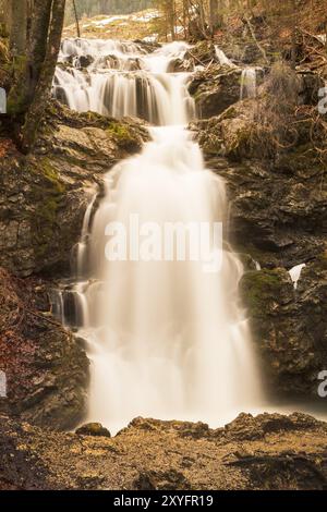 Chute d'eau dans la lumière du soir Banque D'Images