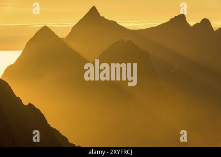 Ambiance du soir, Kjerkfjorden, Moskenesoeya, Lofoten, Nordland, Norvège, juillet 2015, Europe Banque D'Images