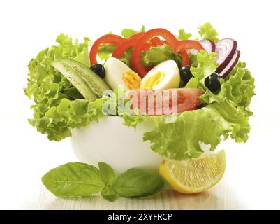 Bol à salade de légumes isolated on white Banque D'Images