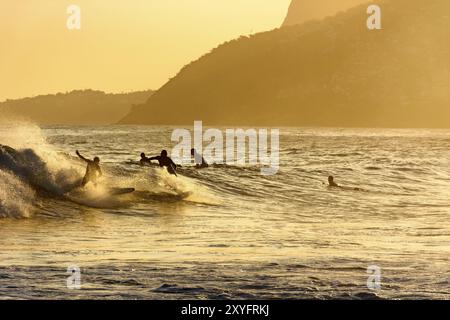 Le surf au cours de l'été le coucher du soleil à la plage d'Ipanema à Rio de Janeiro Banque D'Images