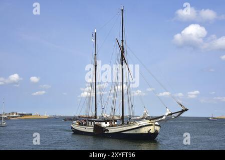 Den Helder, pays-Bas. 30 juin 2023. Une vieille barge à l'entrée du port de Den Helder pendant la voile 2023 Banque D'Images