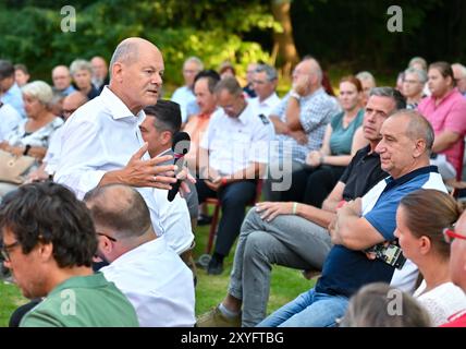 Seelow, Allemagne. 29 août 2024. Le Chancelier fédéral Olaf Scholz, qui voyage en tant que membre du SPD au Bundestag dans la circonscription de Potsdam, participera à une discussion publique dans la soirée dans le cadre de sa tournée estivale. Crédit : Patrick Pleul/dpa/Alamy Live News Banque D'Images