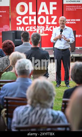 Seelow, Allemagne. 29 août 2024. Le Chancelier fédéral Olaf Scholz, qui voyage en tant que membre du SPD au Bundestag dans la circonscription de Potsdam, participera à une discussion publique dans la soirée dans le cadre de sa tournée estivale. Crédit : Patrick Pleul/dpa/Alamy Live News Banque D'Images