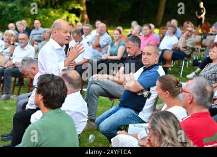 Seelow, Allemagne. 29 août 2024. Le Chancelier fédéral Olaf Scholz, qui voyage en tant que membre du SPD au Bundestag dans la circonscription de Potsdam, participera à une discussion publique dans la soirée dans le cadre de sa tournée estivale. Crédit : Patrick Pleul/dpa/Alamy Live News Banque D'Images