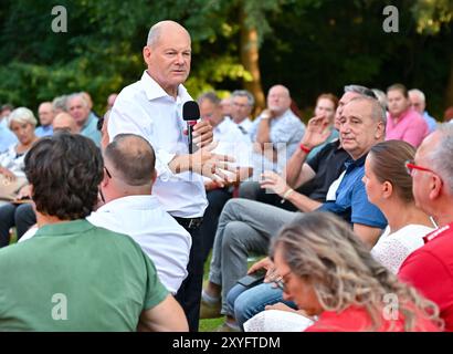 Seelow, Allemagne. 29 août 2024. Le Chancelier fédéral Olaf Scholz, qui voyage en tant que membre du SPD au Bundestag dans la circonscription de Potsdam, participera à une discussion publique dans la soirée dans le cadre de sa tournée estivale. Crédit : Patrick Pleul/dpa/Alamy Live News Banque D'Images