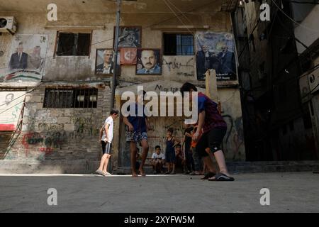 Nul, nul, nul. 29 août 2024. 08/29/2024, CAMP DE CHATILA, BEYROUTH, LIBAN : jeunes garçons jouant au marbre dans LE CAMP DE CHATILA. (Crédit image : © David Allignon/ZUMA Press Wire) USAGE ÉDITORIAL SEULEMENT! Non destiné à UN USAGE commercial ! Banque D'Images