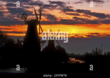 Les moulins jumeaux, le monument de Greetsiel, à la première lumière du matin d'hiver, Krummhoern, Frise orientale, basse-Saxe, Allemagne, Europe Banque D'Images