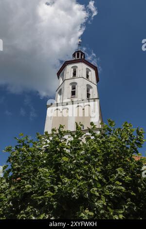 Tour d'église baroque s'élève au-dessus des arbres verts dans le ciel bleu avec des nuages, Xanten, Bas Rhin, Rhénanie du Nord-Westphalie, Allemagne, Europe Banque D'Images