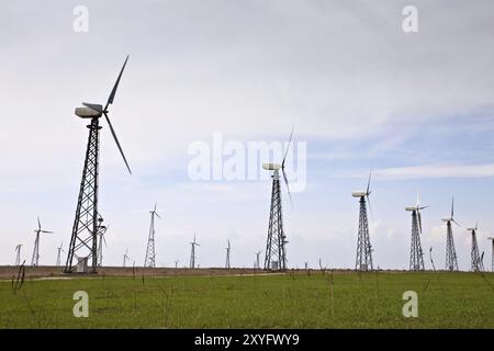 Champ avec convertisseurs d'énergie éolienne. production d'énergie alternative Banque D'Images