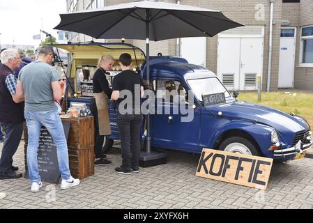 Den Helder, pays-Bas. 30 juin 2023. Un coffeestand d'une vieille voiture de deux chevaux Banque D'Images