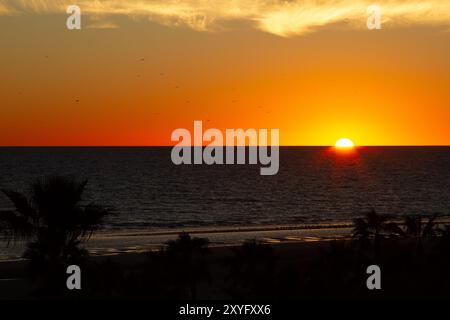 Beau coucher de soleil sur la plage de Puerto Peñasco, Sonora, Mexique. Banque D'Images