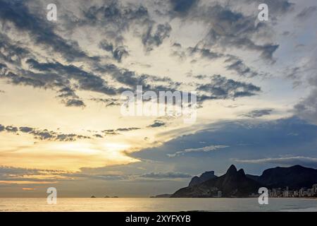 Coucher de soleil sur les plages Arpoador, Ipanema et Leblon à Rio de Janeiro avec la colline deux frères et Gavea pierre en arrière-plan Banque D'Images