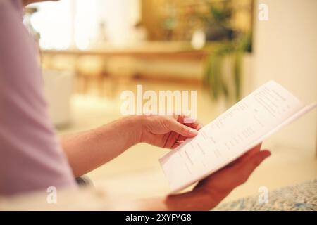 Homme lisant le menu dans le café de près Banque D'Images