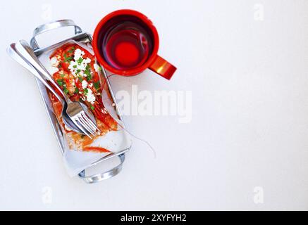 Démarreur grecque Crevettes en sauce tomate avec une tasse de vin rouge. Vue d'en haut Banque D'Images