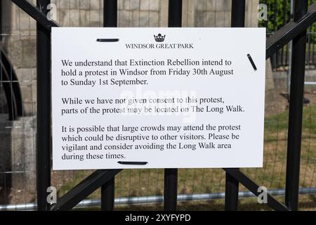Windsor, Royaume-Uni. 29 août 2024. Un avis est illustré à l'entrée du Grand Parc de Windsor informant les visiteurs du projet du groupe de protestation environnementale extinction Rebellion d'organiser une manifestation liée au climat sur la longue marche. Extinction Rebellion prévoit d'organiser trois jours d'activités de renforcement de la démocratie autour du château de Windsor du 30 août au 1er septembre. Crédit : Mark Kerrison/Alamy Live News Banque D'Images