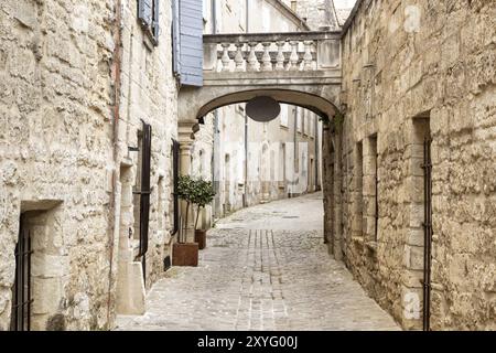 Ruelle pittoresque à Uzès, Sud de la France Banque D'Images