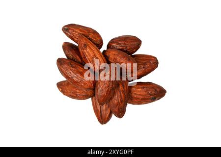 Groupe d'amandes caramélisées isolé sur fond blanc. Banque D'Images