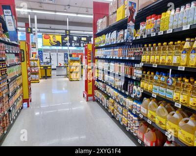 Toronto, on, Canada - 23 août 2024 : vue intérieure des étagères de l'épicerie No Frills au Canada. Banque D'Images