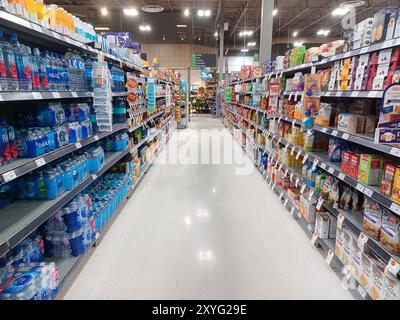 Toronto, on, Canada - 27 août 2024 : vue à l'allée du rayon épicerie dans le magasin canadien. Banque D'Images