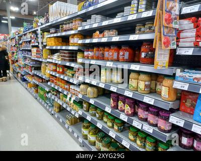 Toronto, on, Canada - 27 août 2024 : vue à l'allée du rayon épicerie dans le magasin canadien. Banque D'Images