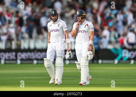 Gus Atkinson d'Angleterre et Matthew Potts d'Angleterre quittent le terrain à la fin du jour 1 du 2ème match de test Rothesay Angleterre hommes contre Sri Lanka jour 1 à Lords, Londres, Royaume-Uni, 29 août 2024 (photo de Mark Cosgrove/News images) Banque D'Images