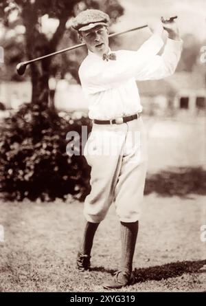 Bobby Jones (1902-1971), golfeur amateur américain d'Atlanta, en Géorgie, qui a fondé et aidé à concevoir l'Augusta National Golf Club, et co-fondé le Masters Tournament. Jones est le seul golfeur à avoir jamais remporté un « Grand Chelem » d'une seule année consistant en la victoire dans les quatre tournois de golf majeurs de son époque (les championnats open et amateur aux États-Unis et au Royaume-Uni) en une seule année civile (1930). Photo : c1915-c1920. Banque D'Images