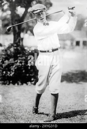 Bobby Jones (1902-1971), golfeur amateur américain d'Atlanta, en Géorgie, qui a fondé et aidé à concevoir l'Augusta National Golf Club, et co-fondé le Masters Tournament. Jones est le seul golfeur à avoir jamais remporté un « Grand Chelem » d'une seule année consistant en la victoire dans les quatre tournois de golf majeurs de son époque (les championnats open et amateur aux États-Unis et au Royaume-Uni) en une seule année civile (1930). Photo : c1915-c1920. Banque D'Images