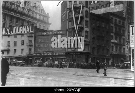 Les habitants de New York du Lower East Side font la queue pour donner des vêtements - collectionner des vêtements pour les Italiens, les victimes du tremblement de terre de Messine, Banque D'Images