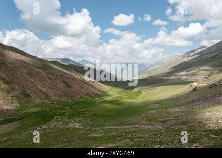 Vallée dans le parc national de Deosai, Pakistan Banque D'Images