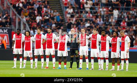 Amsterdam, pays-Bas. 29 août 2024. AMSTERDAM, 29-08-2024, JohanCruyff Arena, Europa League Play offs, saison 2024/2025, Ajax- Jagiellonia Bialystok. Team Ajax une minute de silence à la mémoire de Sven-Goran Eriksson crédit : Pro Shots/Alamy Live News Banque D'Images