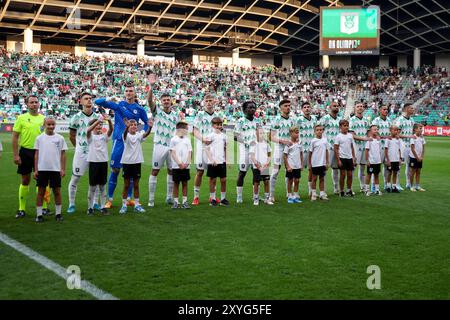 Croatie. 25 juillet 2024. Les joueurs de NK Olimpija s'alignent avant le match de deuxième manche de l'UEFA Conference League entre NK Olimpija et HNK Rijeka à Ljubljana, Slovénie, le 28 août 2024. Photo : Matija Habljak/PIXSELL crédit : Pixsell/Alamy Live News Banque D'Images