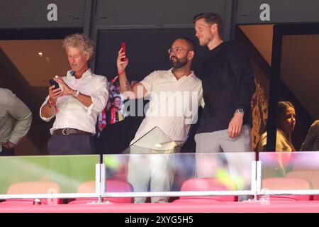 Amsterdam, pays-Bas. 29 août 2024. AMSTERDAM, PAYS-BAS - AOÛT 29 : Wout Weghorst prend des photos avec ses fans lors du match de play-offs de l'UEFA Europa League entre l'AFC Ajax et Jagiellonia Bialystok à la Johan Cruijff Arena le 29 août 2024 à Amsterdam, pays-Bas. (Photo de Peter Lous/Orange Pictures) crédit : Orange pics BV/Alamy Live News Banque D'Images