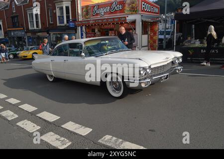 White 1960 Cadillac Sedan de ville vu au Mumbles Classic car Show sur Newton Road. Mumbles, Swansea, pays de Galles, Royaume-Uni. 29 août 2024. Banque D'Images