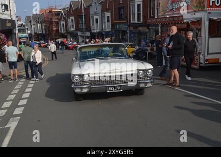 White 1960 Cadillac Sedan de ville vu au Mumbles Classic car Show sur Newton Road. Mumbles, Swansea, pays de Galles, Royaume-Uni. 29 août 2024. Banque D'Images