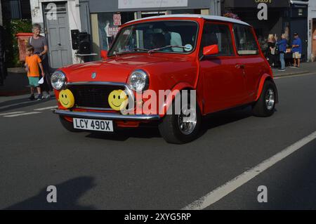 Red Mini Cooper au Mumbles Classic car Show sur Newton Road. Mumbles, Swansea, pays de Galles, Royaume-Uni. 29 août 2024. Banque D'Images