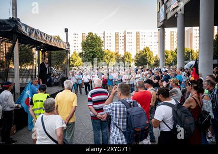 Berlin, Allemagne. 29 août 2024. Les participants assistent à un rassemblement du groupe parlementaire AFD de Lichtenberg contre les nouveaux logements pour réfugiés. Les projets d'hébergement des réfugiés dans un hôtel de Landsberger Allee à Lichtenberg ont été critiqués. Crédit : Fabian Sommer/dpa/Alamy Live News Banque D'Images