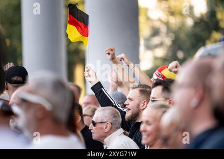 Berlin, Allemagne. 29 août 2024. Les participants assistent à un rassemblement du groupe parlementaire AFD de Lichtenberg contre les nouveaux logements pour réfugiés. Les projets d'hébergement des réfugiés dans un hôtel de Landsberger Allee à Lichtenberg ont été critiqués. Crédit : Fabian Sommer/dpa/Alamy Live News Banque D'Images