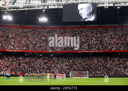 Amsterdam, pays-Bas. 29 août 2024. AMSTERDAM, 29-08-2024, JohanCruyff Arena, Europa League Play offs, saison 2024/2025, Ajax- Jagiellonia Bialystok. Team Ajax une minute de silence à la mémoire de Sven-Goran Eriksson crédit : Pro Shots/Alamy Live News Banque D'Images