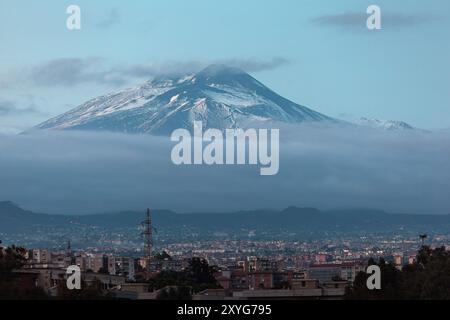 Vue aérienne de la Catane au coucher du soleil avec l'Etna le volcan en arrière-plan - Sicile, Italie Banque D'Images